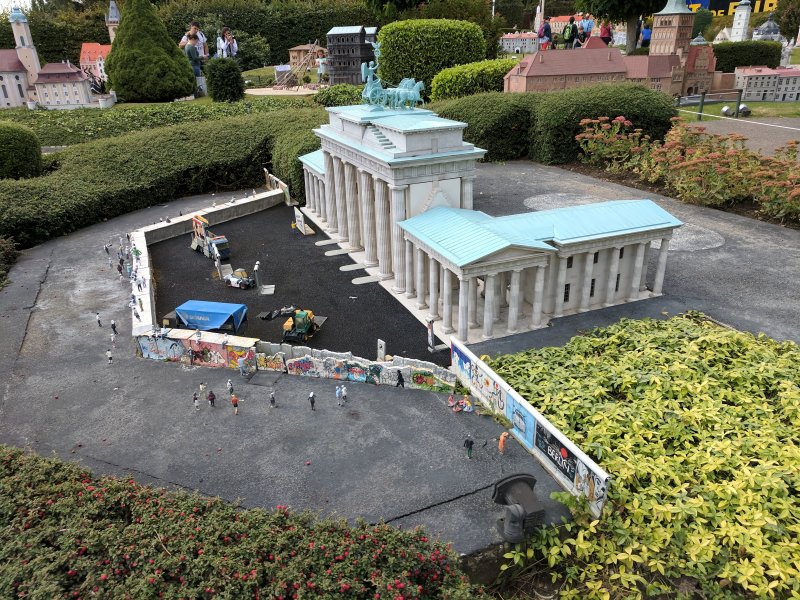 Brandenburg Gate and the Berlin Wall