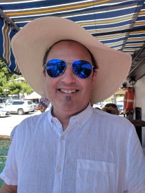 In line for a boat lunch (August 2018) In line for a boat lunch (August 2018)