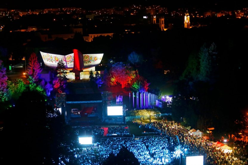 Evening show under The Memorial