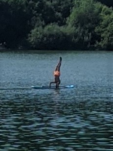 Chlap rob stojku na paddleboarde