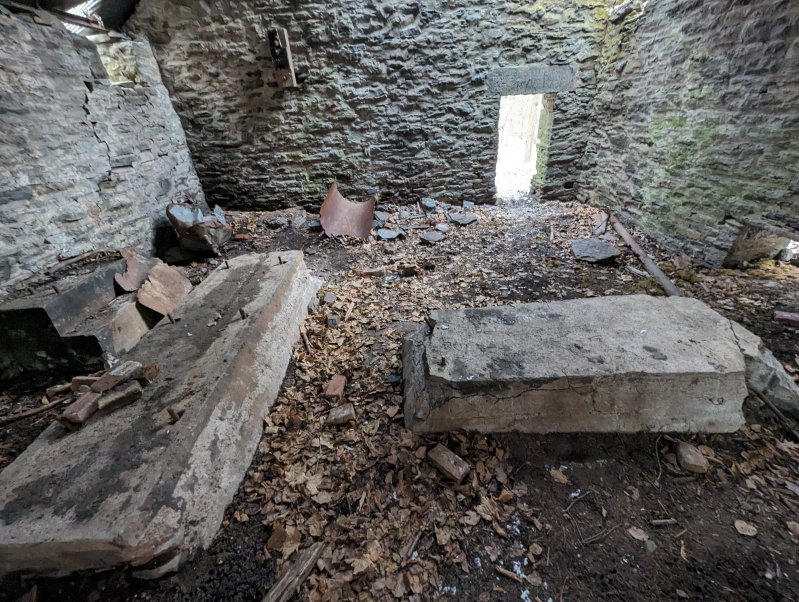 Dilapidated building - probablyold water pumping station