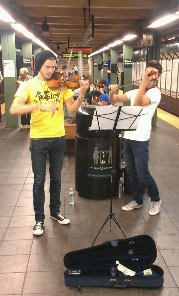 Musicians in the subway picture 34511