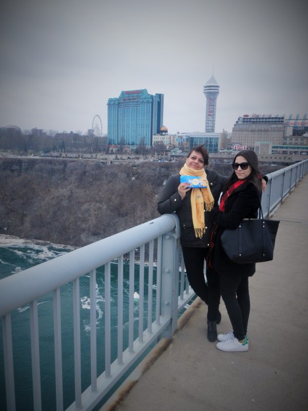 Na "Dhovom moste" ponad rieku Niagara medzi americkm ttom New York a kanadskou provinciou Ontrio (Aprl 2015)