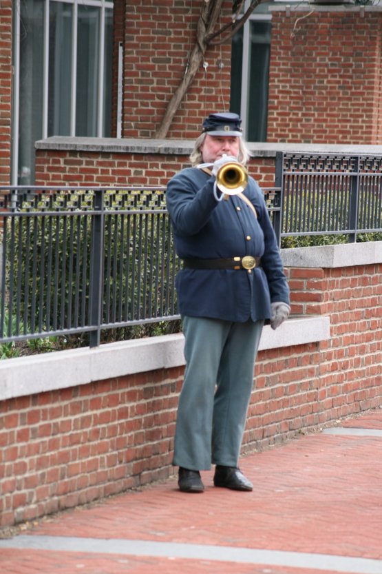 Trubač pri Independence Hall (Apríl 2015)
