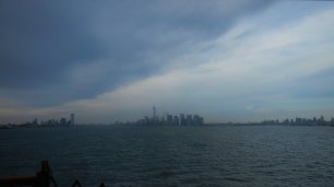 Z vody trčia Jersey City, Manhattan, Brooklyn (Apríl 2015) Z vody trčia Jersey City, Manhattan, Brooklyn (Apríl 2015)