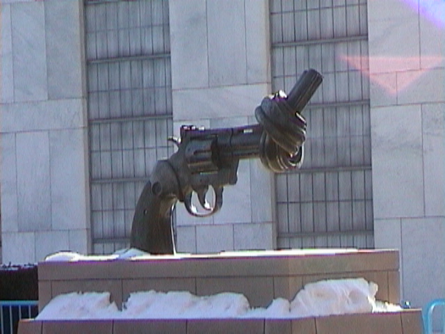 Knotted Gun - The famous sculpture in front of the UN building in New York (December 2003)