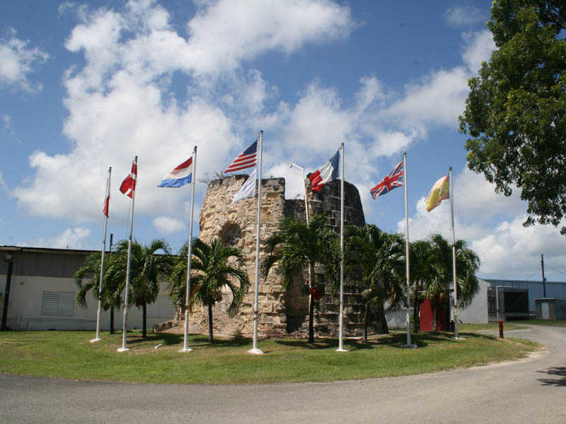 Symboly ostrova - sedem zstav a star vetern mlyn (August 2010)