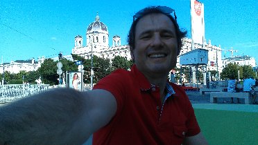 Kunsthistorisches Museum behind me (August 2012)