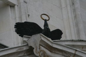 Rook - the symbol of the Hunyadi family - on the King Matthias Memorial (November 2014)