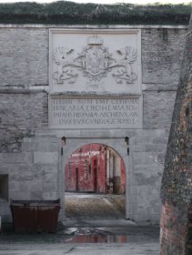 Ferdinandova brna - hlavn vstup do Starej pevnosti. Pvodne prstupn mostom ponad vodn priekopu. (Februr 2016)