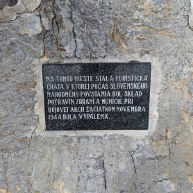 Memorial plaque on the back of the tiny chapel (February 2020)