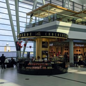 Budapest Airport - Chocolatier as well as most other stores open (August 2020)