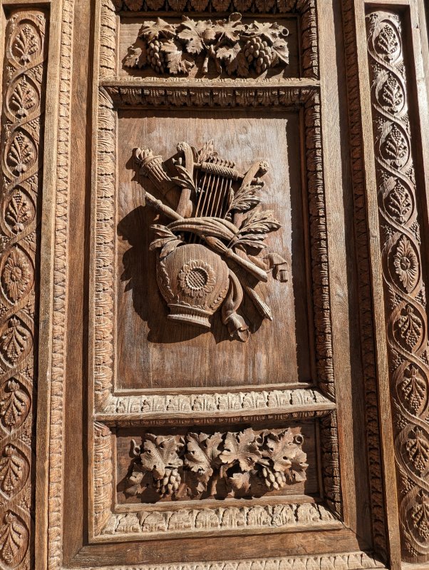 Detail of a new carved wooden door (February 2023)