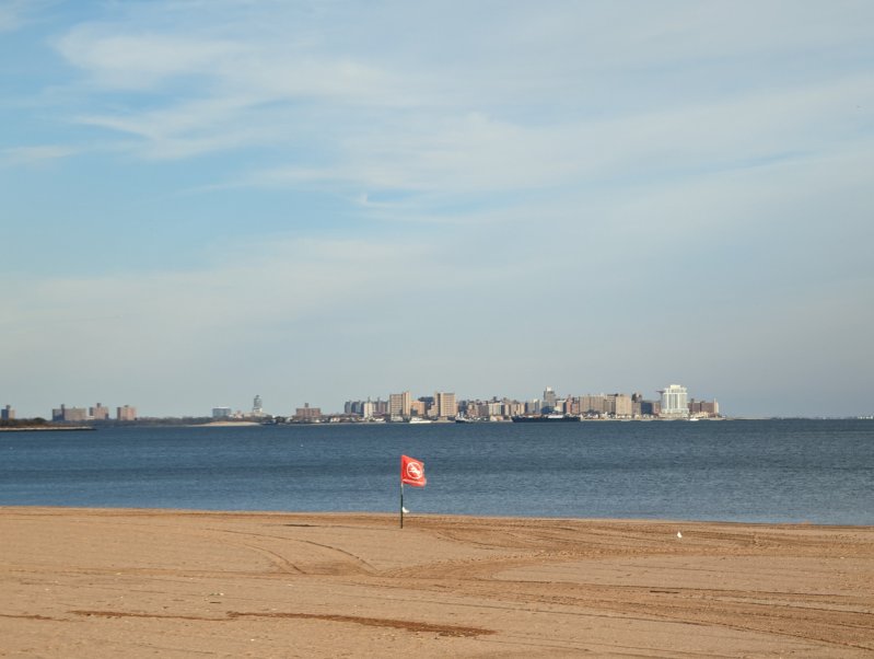 Since I already left the freeway and considering the nice weather, I decided to relax a bit at the nearby beach. (November 2023)