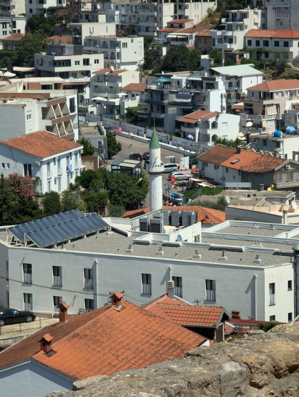 Minaret sa strca medzi domami novej asti mesteka (August 2024)