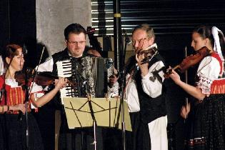 Folk ensamble Hron (2004)